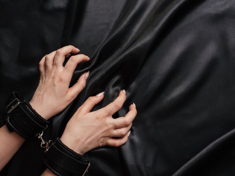 mão com algema para fazer sexo kink