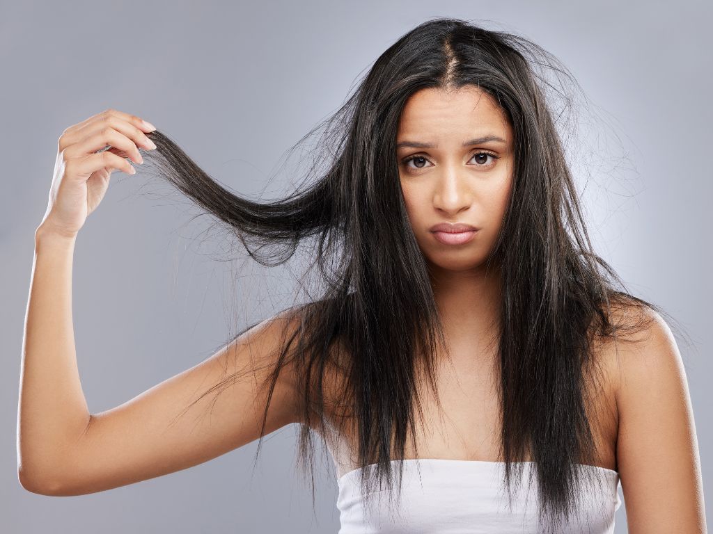 mulher com frizz no cabelo