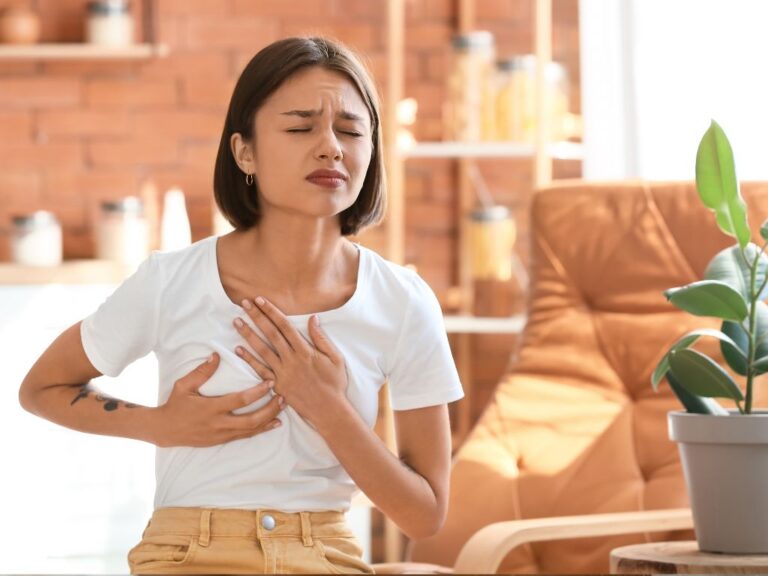 mulher com dor nos seios