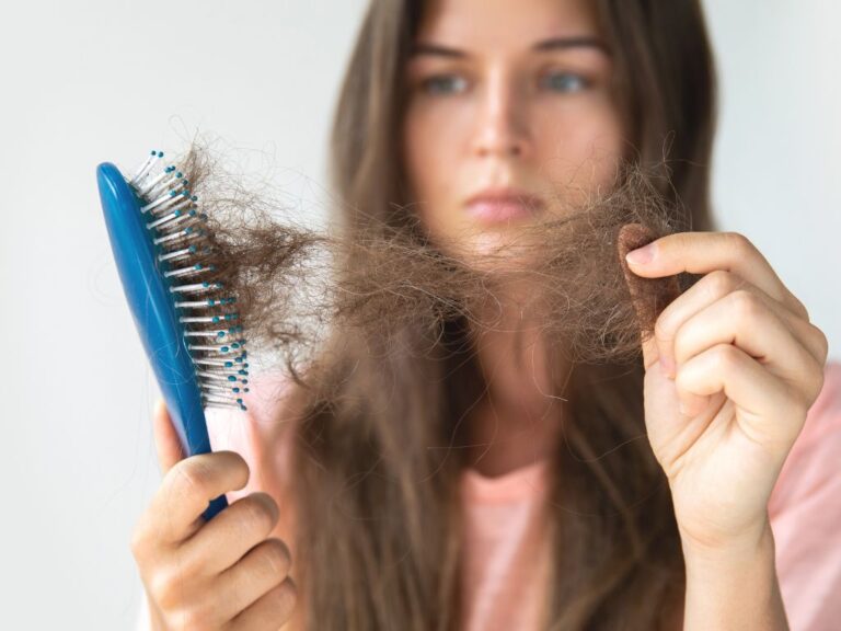 mulher com queda de cabelo
