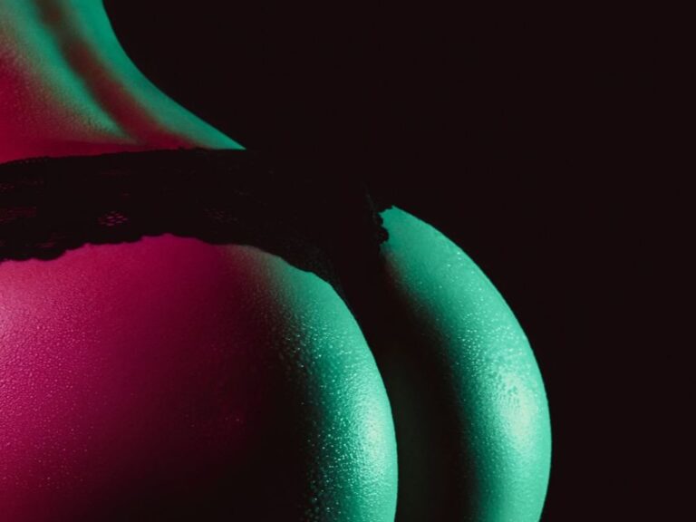 mulher em posição de quatro