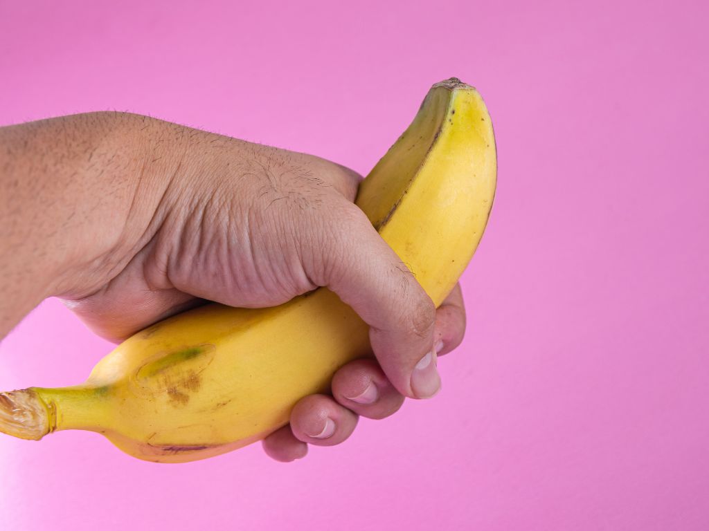 homem segurando banana para ilustrar um post sobre orgasmo seco