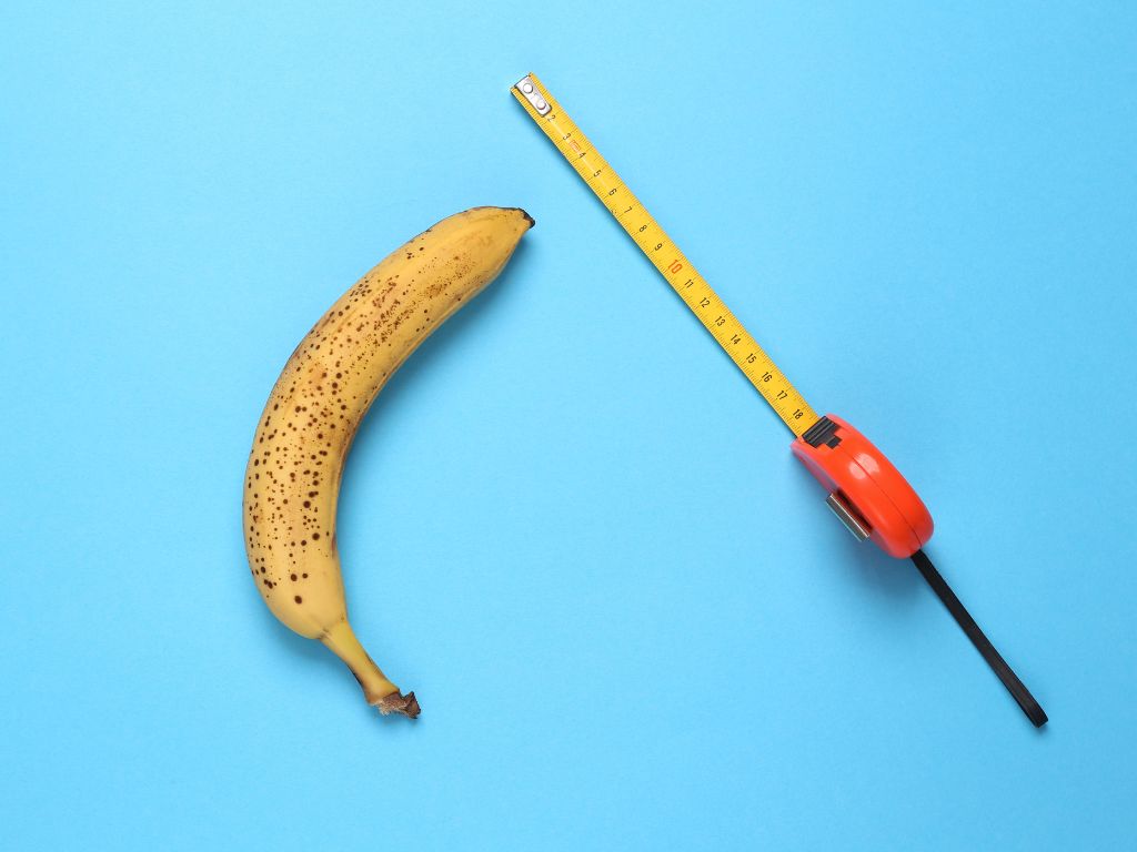 banana e fita métrica para ilustrar um post sobre tamanho do pênis