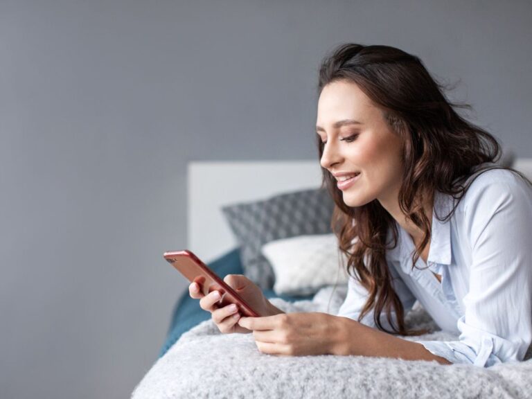 mulher lendo conto erótico