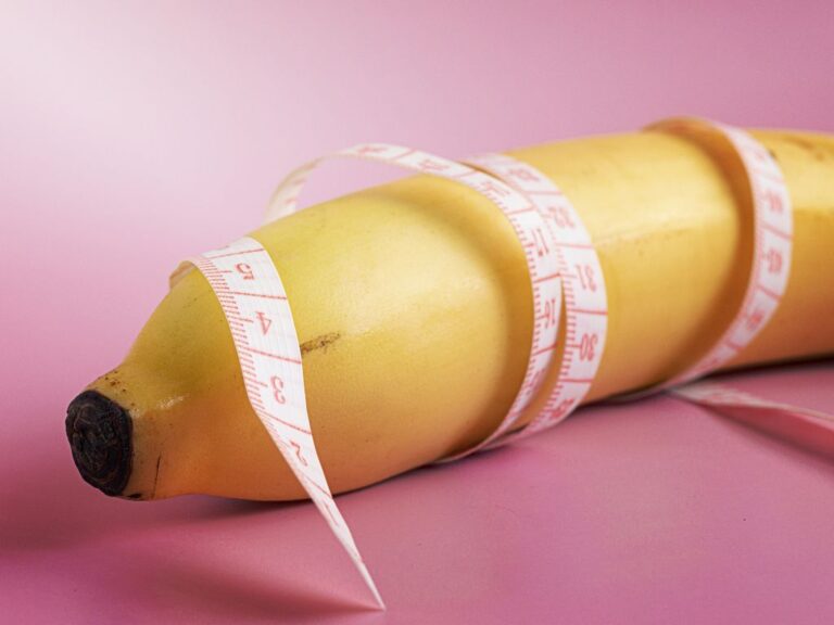 banana com uma fita métrica enrolada para ilustrar um post sobre harmonização peniana