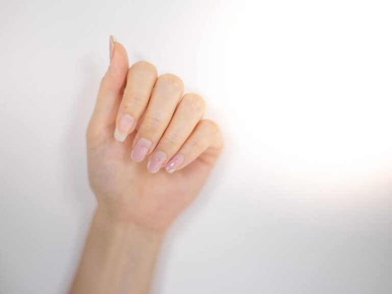 Unhas Fracas: Conheça as Principais Causas e Soluções