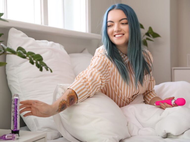mulher na cama pronta para usar vibrador para aliviar dor no sexo