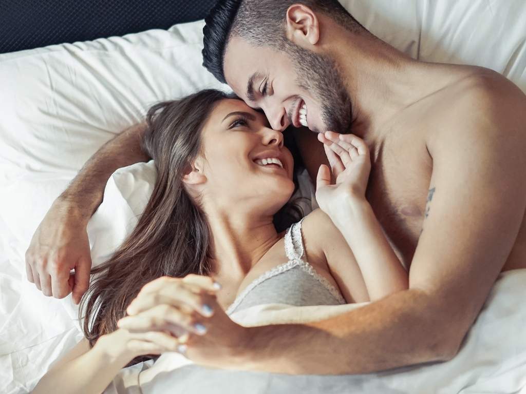 Casal feliz na cama