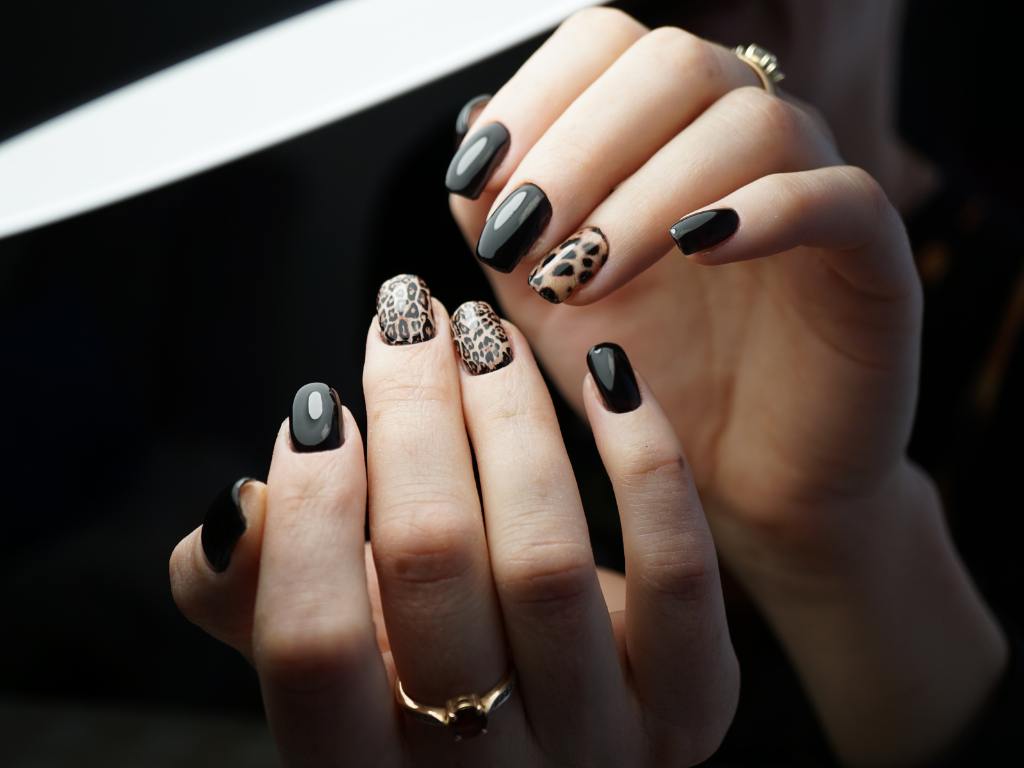 Unhas pretas com detalhes de onça