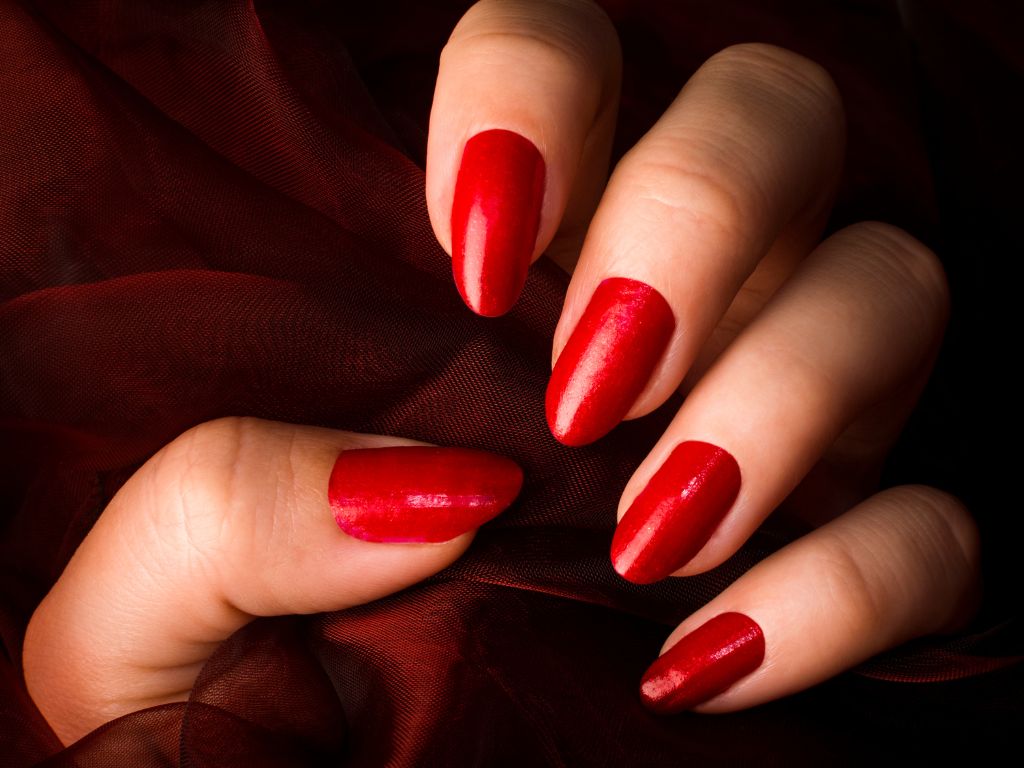 unhas vermelhas redondas