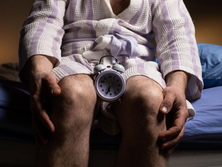 Homem mais velho com relógio entre as pernas representando a andropausa