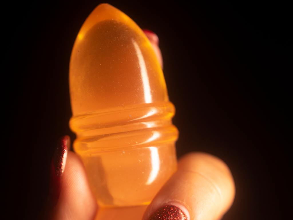 Mulher segurando dildo
