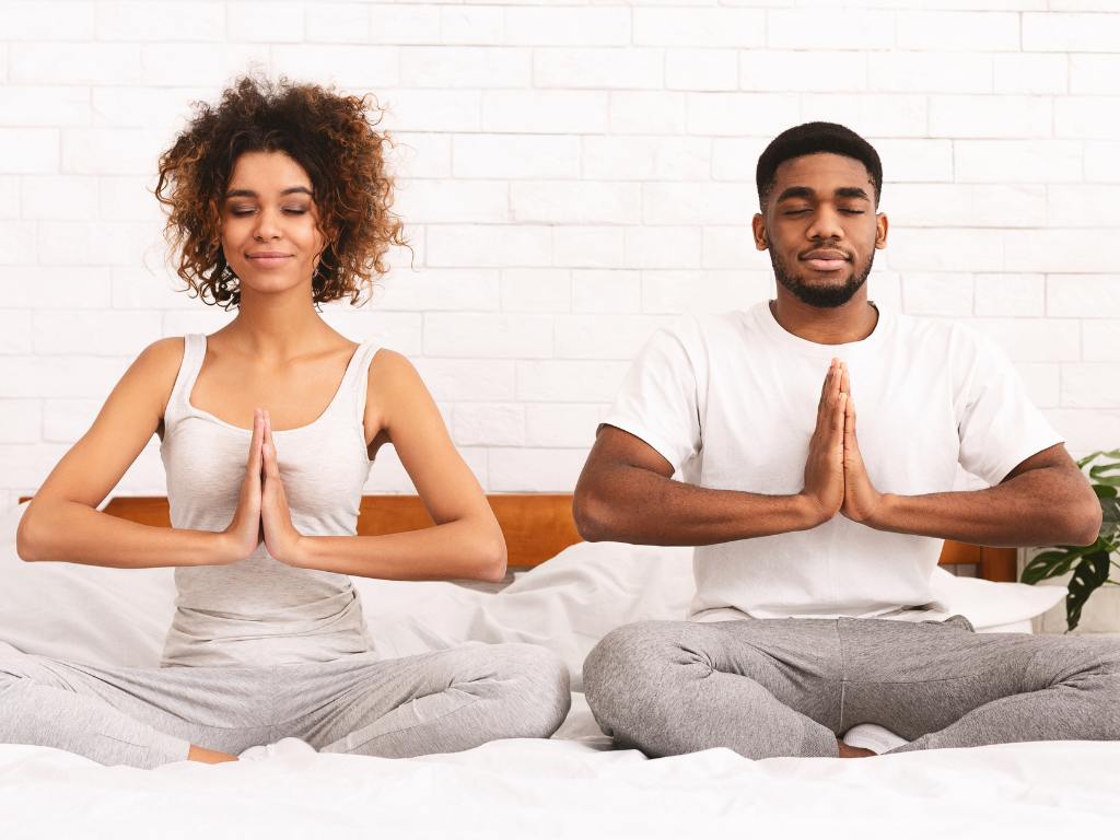 Casal meditando