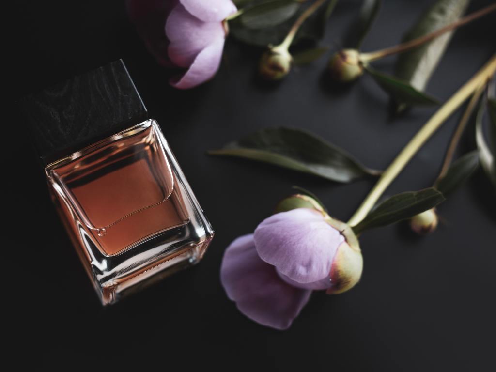 Perfume com rosas