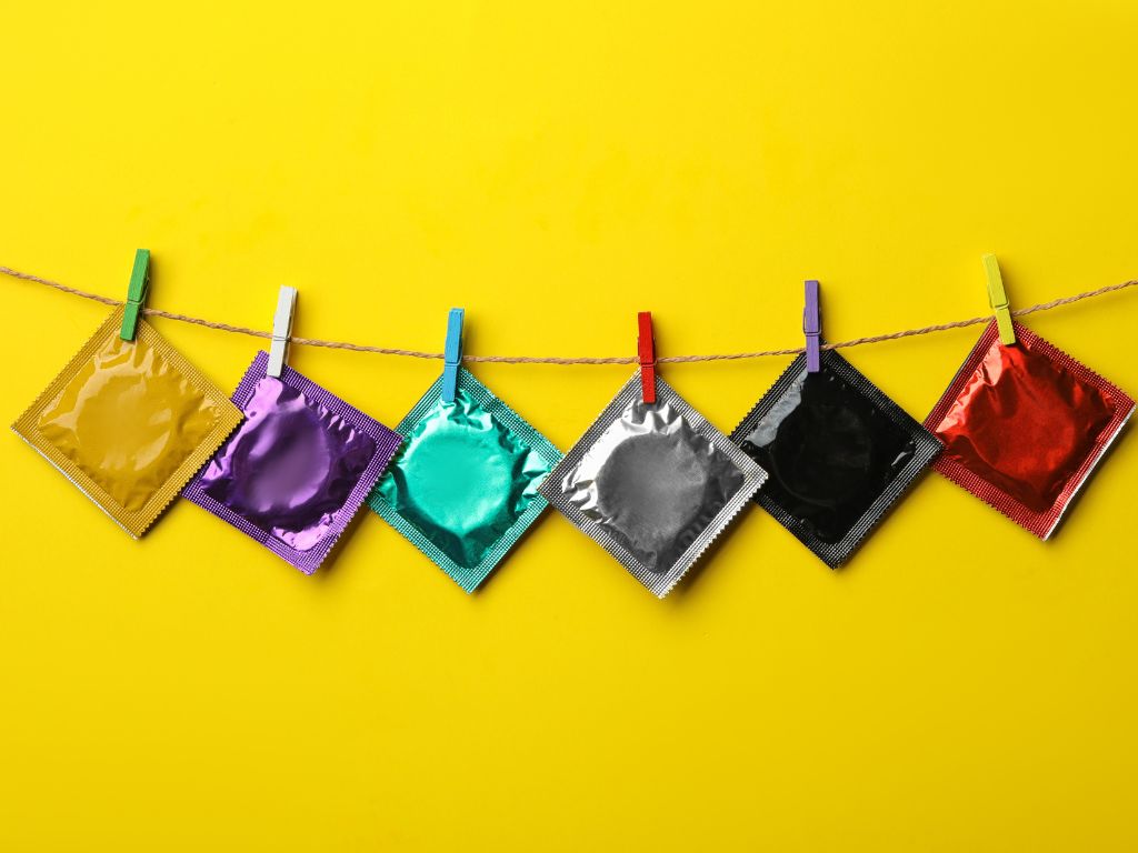 diversas opções de camisinha com sabor