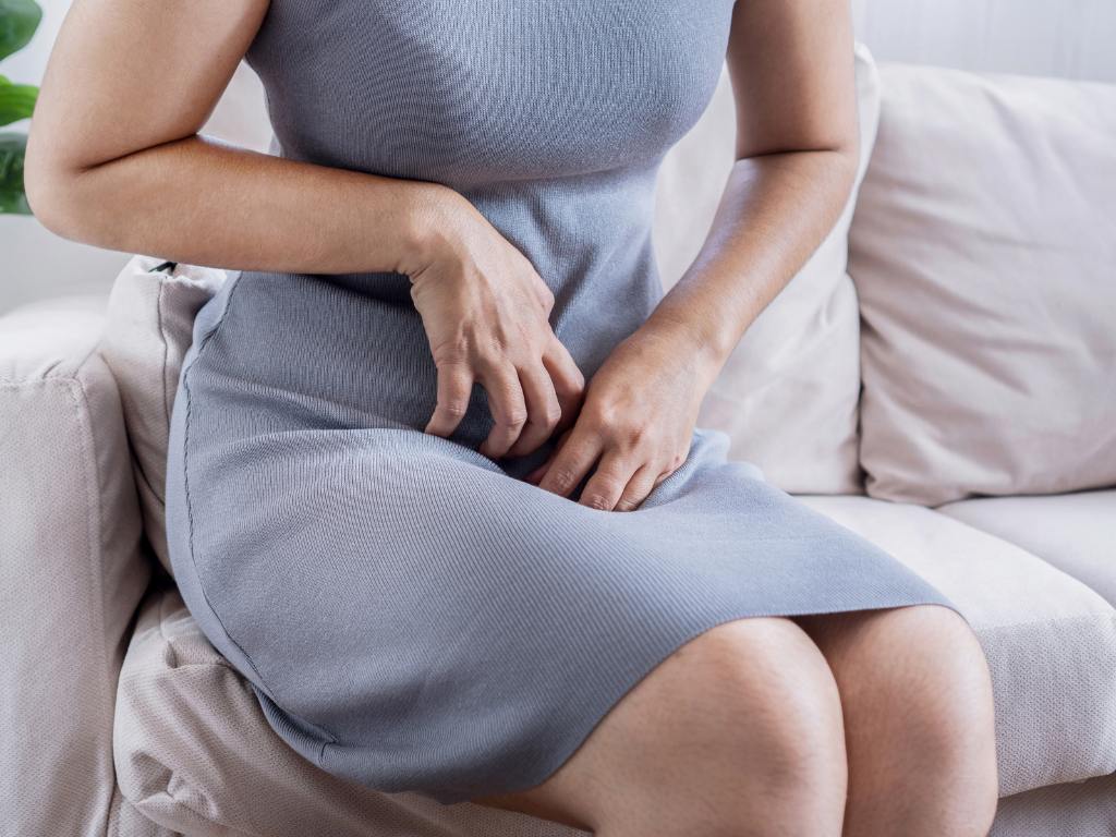 mulher com dor no clitóris