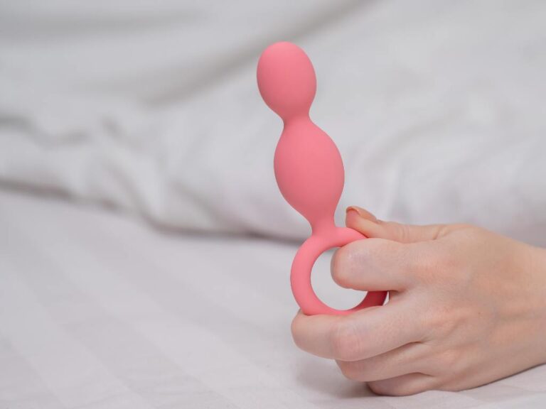 pessoa segurando plug anal