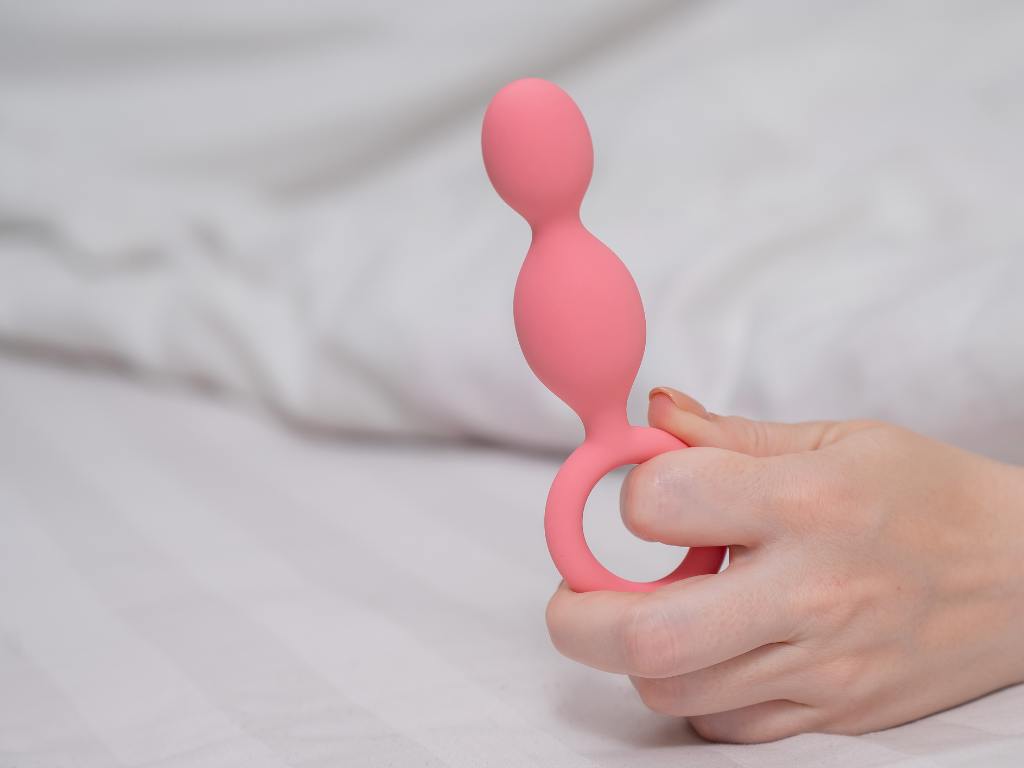 pessoa segurando plug anal