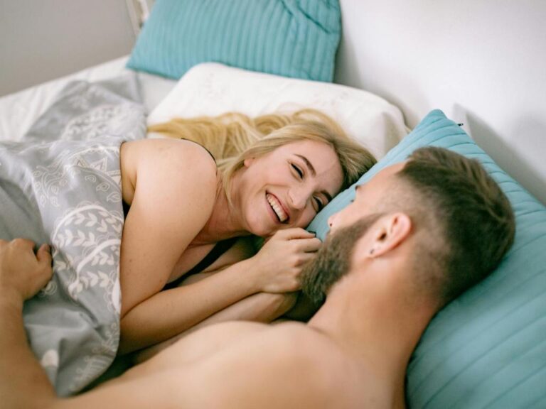 Casal na cama