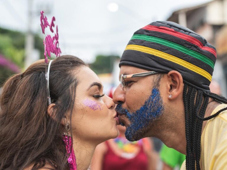 Casal beijando no carnaval