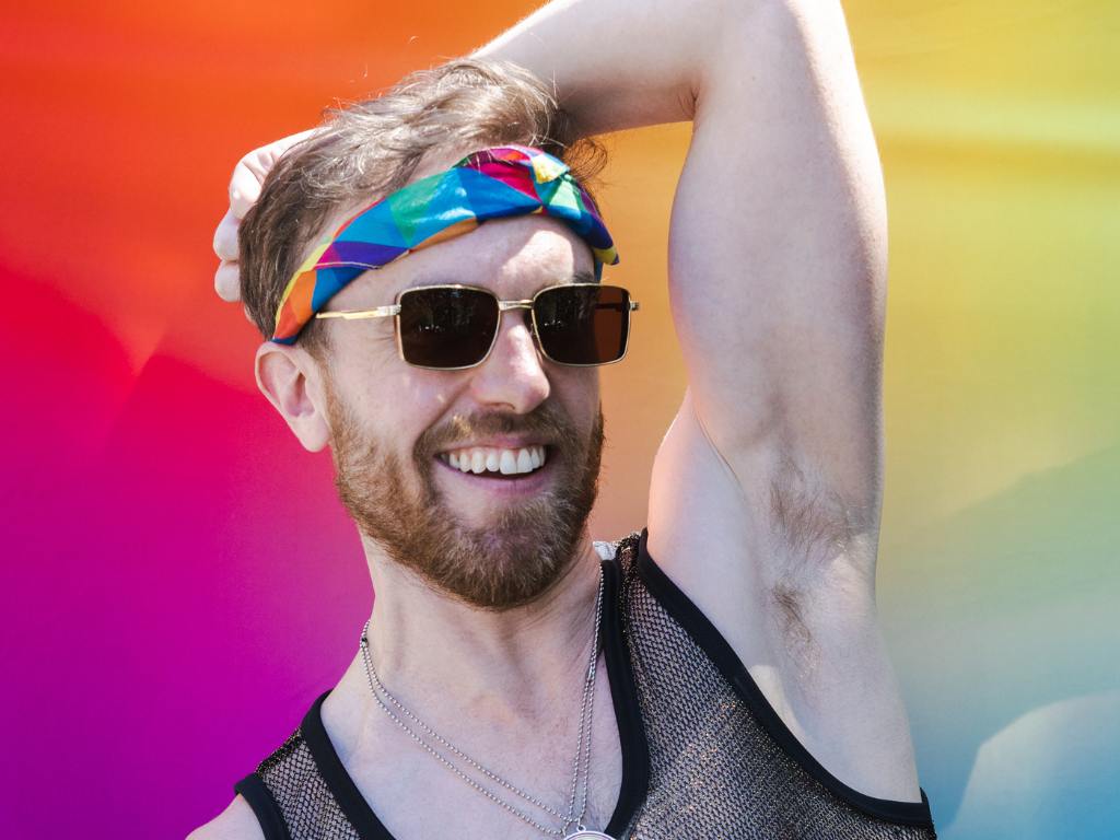 Homem gay sorrindo