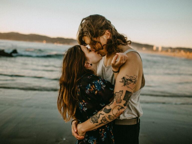 Casal se beijando na praia