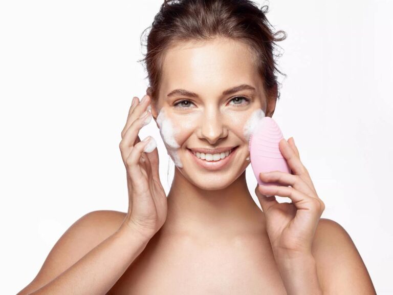 Usando escova de limpeza facial elétrica