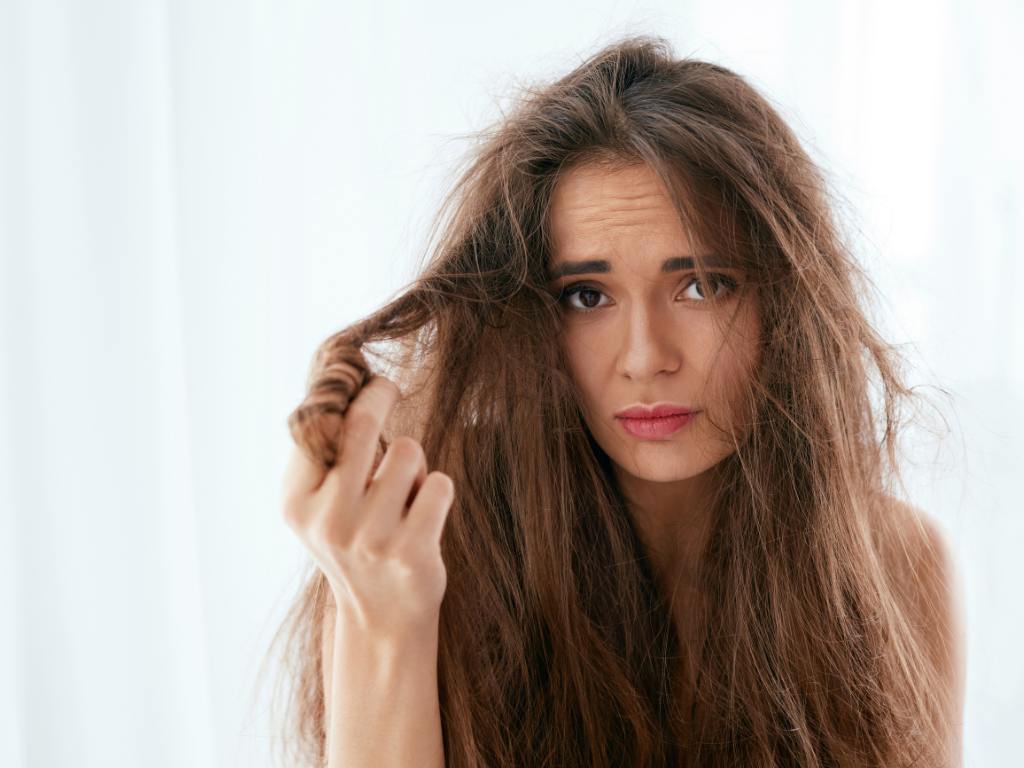 Mulher com cabelo danificado