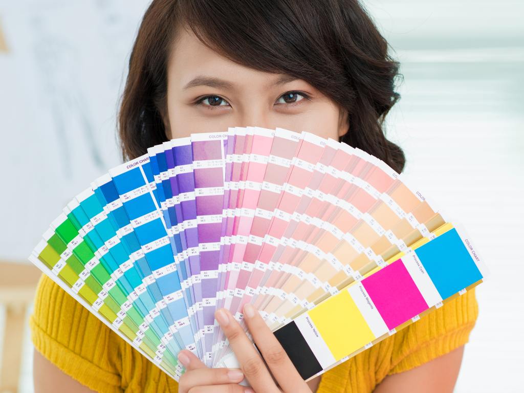 Mulher segurando paleta de cores