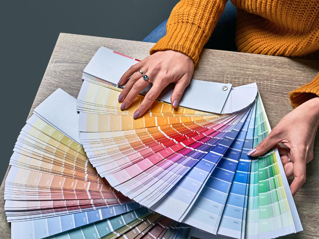 Mulher observando paletas de cores diferentes
