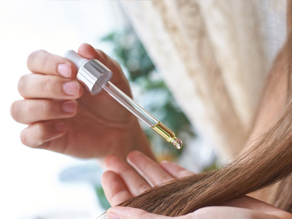 Aplicando queratina líquida no cabelo