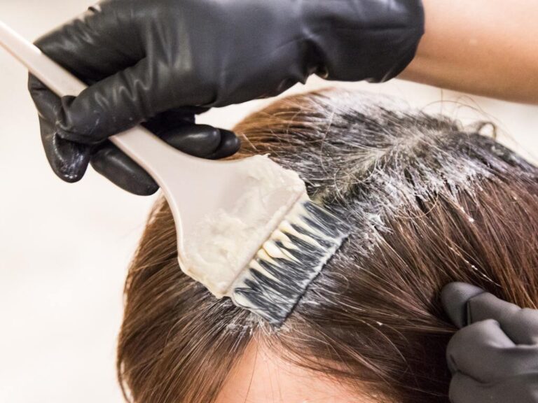 Pessoa pintando cabelo