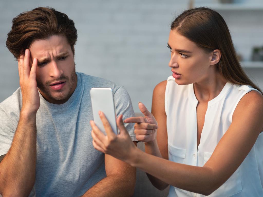 Mulher descobrindo traição virtual