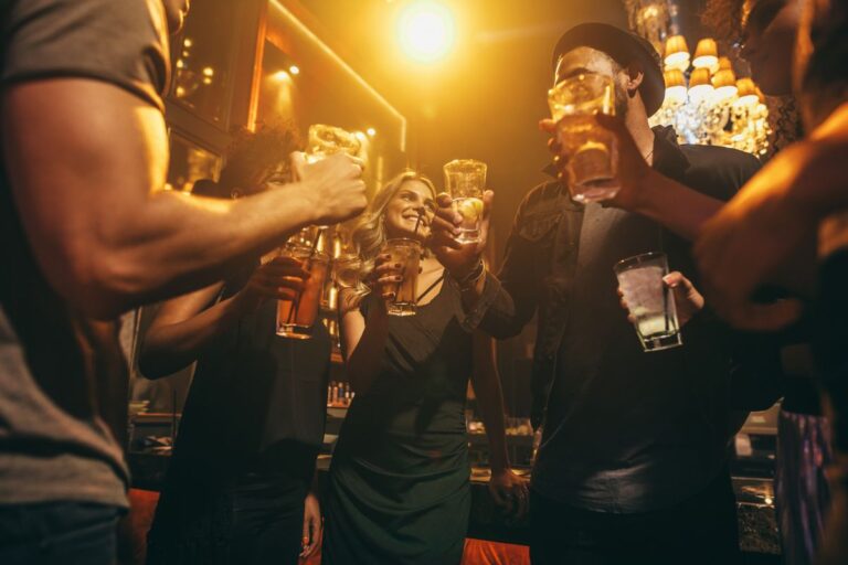 casais bebendo na boate