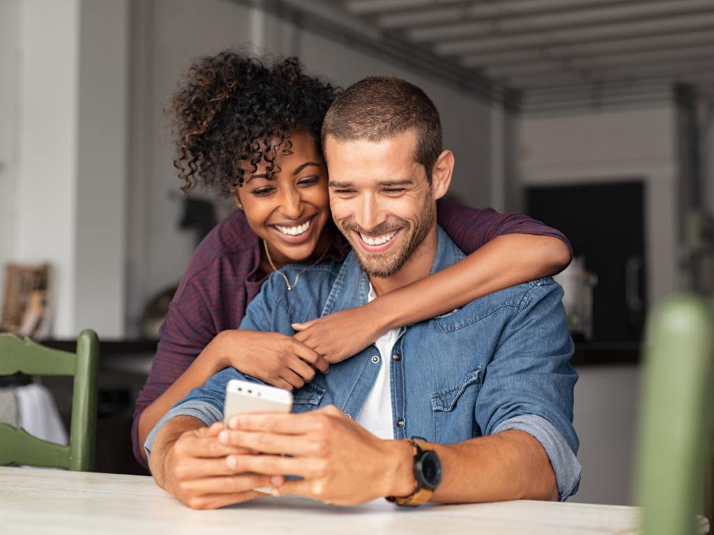 Casal no celular juntos conferindo app