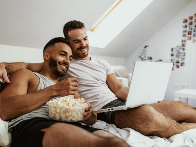 Homens gays assistindo filmes juntos