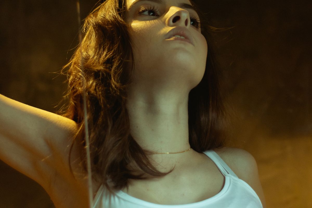 mulher sensual com regata branca