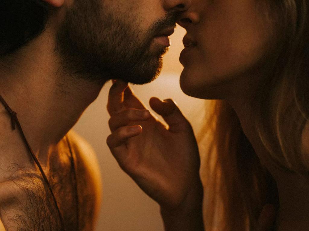 Mulher beijando homem