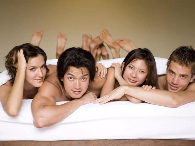 Casais praticando troca de casal