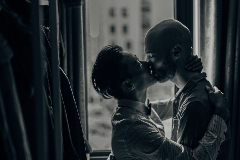 casal gay se beijando