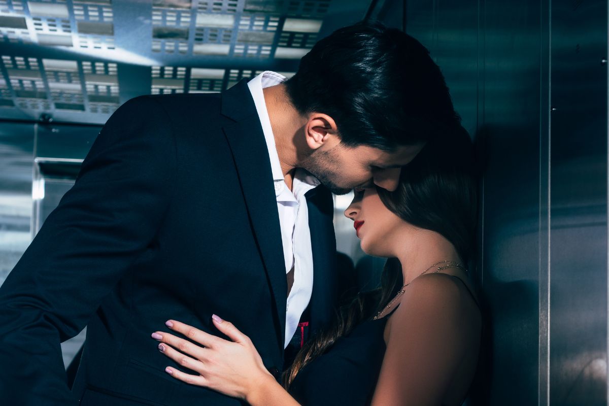 casal fazendo sexo no elevador