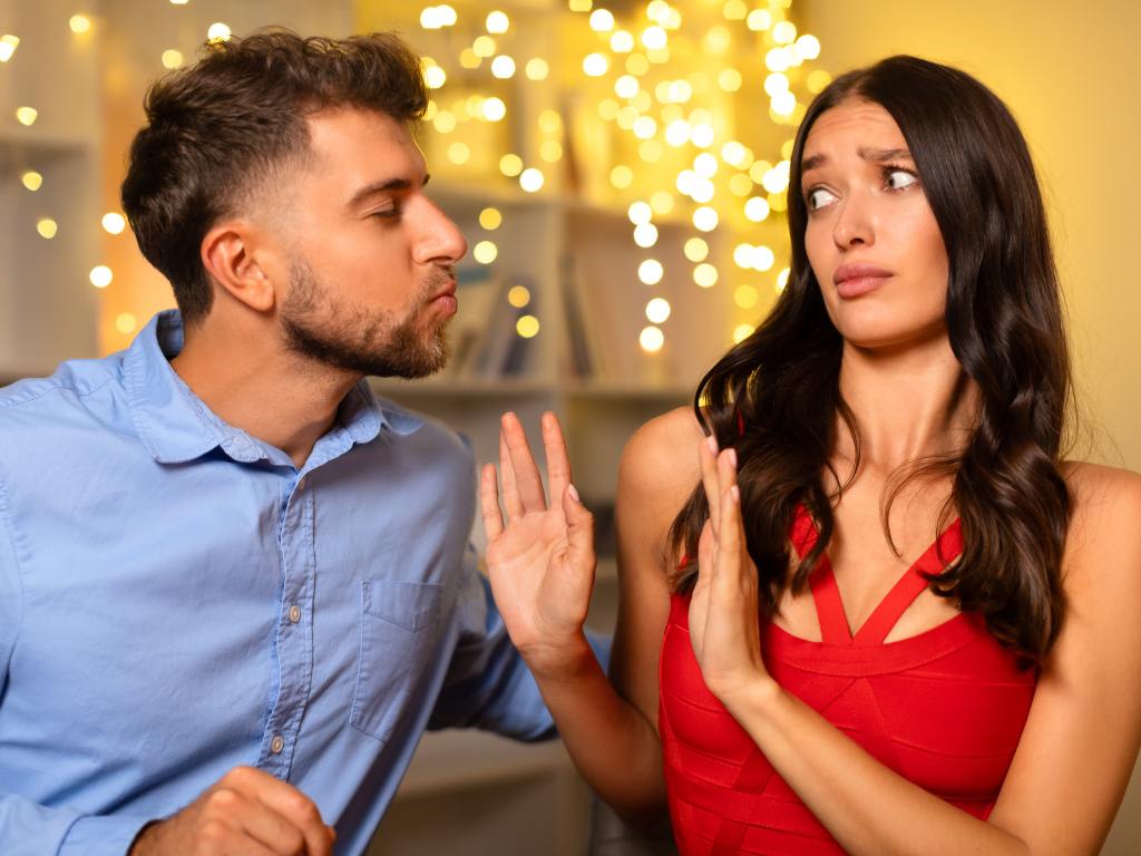 Mulher rejeitando beijo de homem