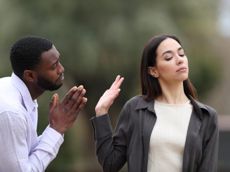 Mulher rejeitando homem