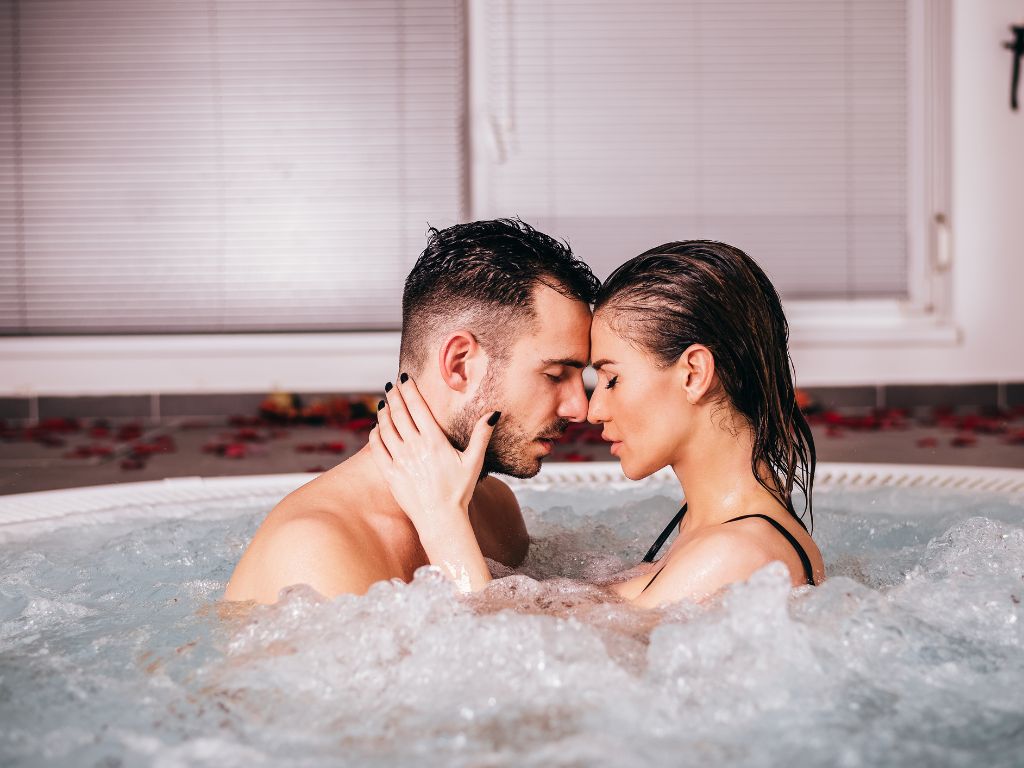 casal com o rosto colado um no outro no hidromassagem