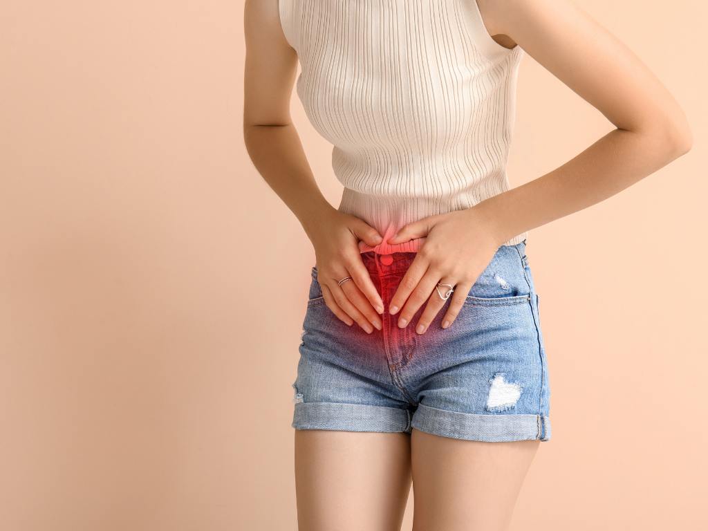 Mulher com dor por conta de cistite