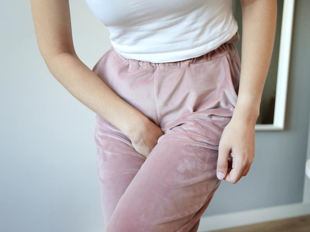 Mulher sofrendo com incontinência urinaria feminina