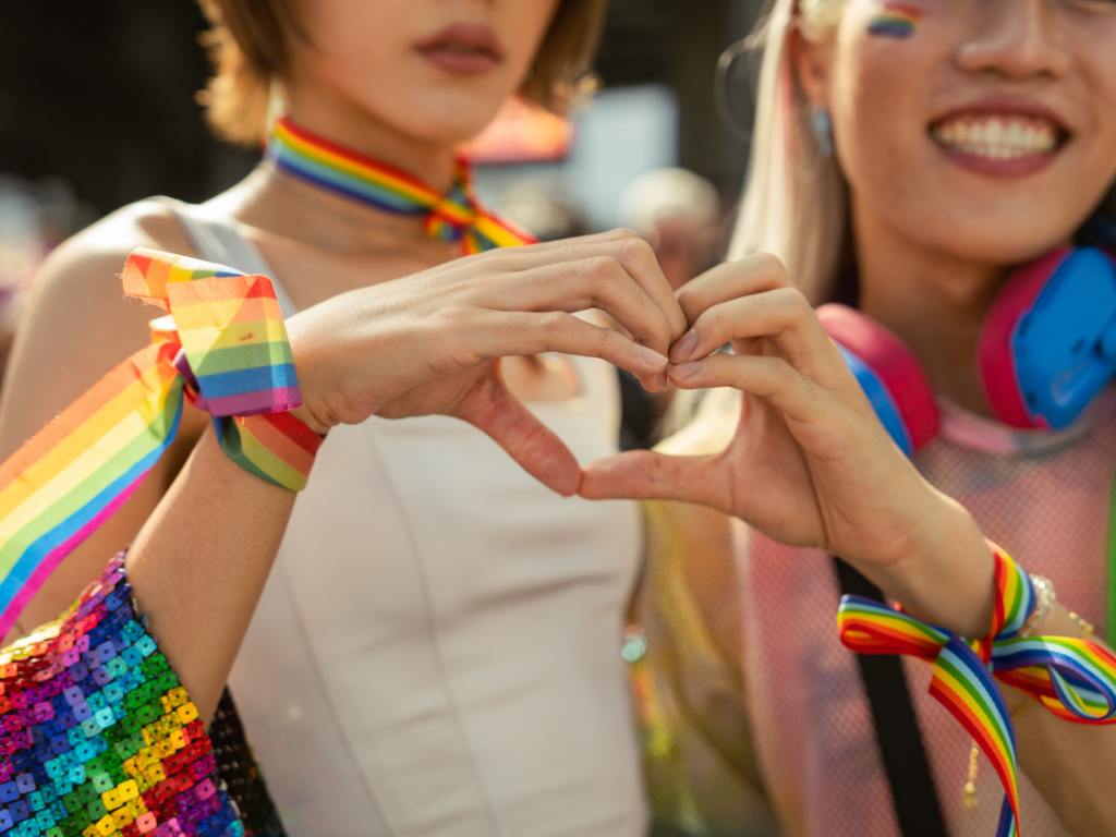 Casal de mulheres comemorando o mês do orgulho