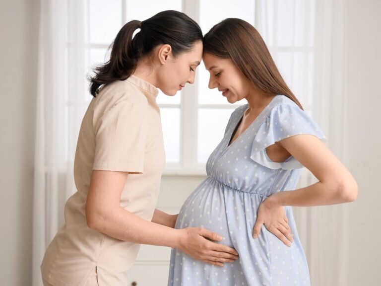 Doula e mulher grávida juntas