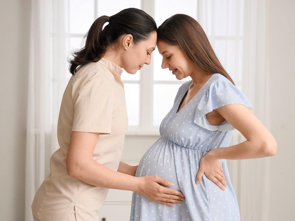 Doula e mulher grávida juntas