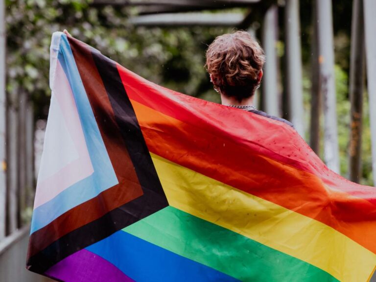 Pessoa com bandeira LGBT